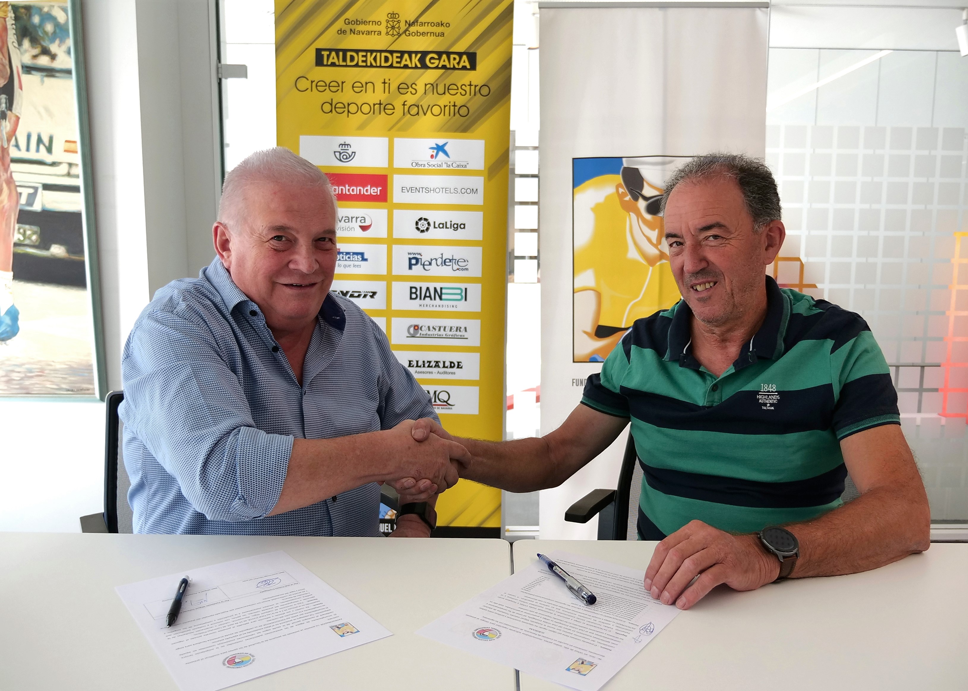 TRES FIRMAS DE CONTRATO: UNA DE PATROCINIO Y DOS DE PATROCINADOS